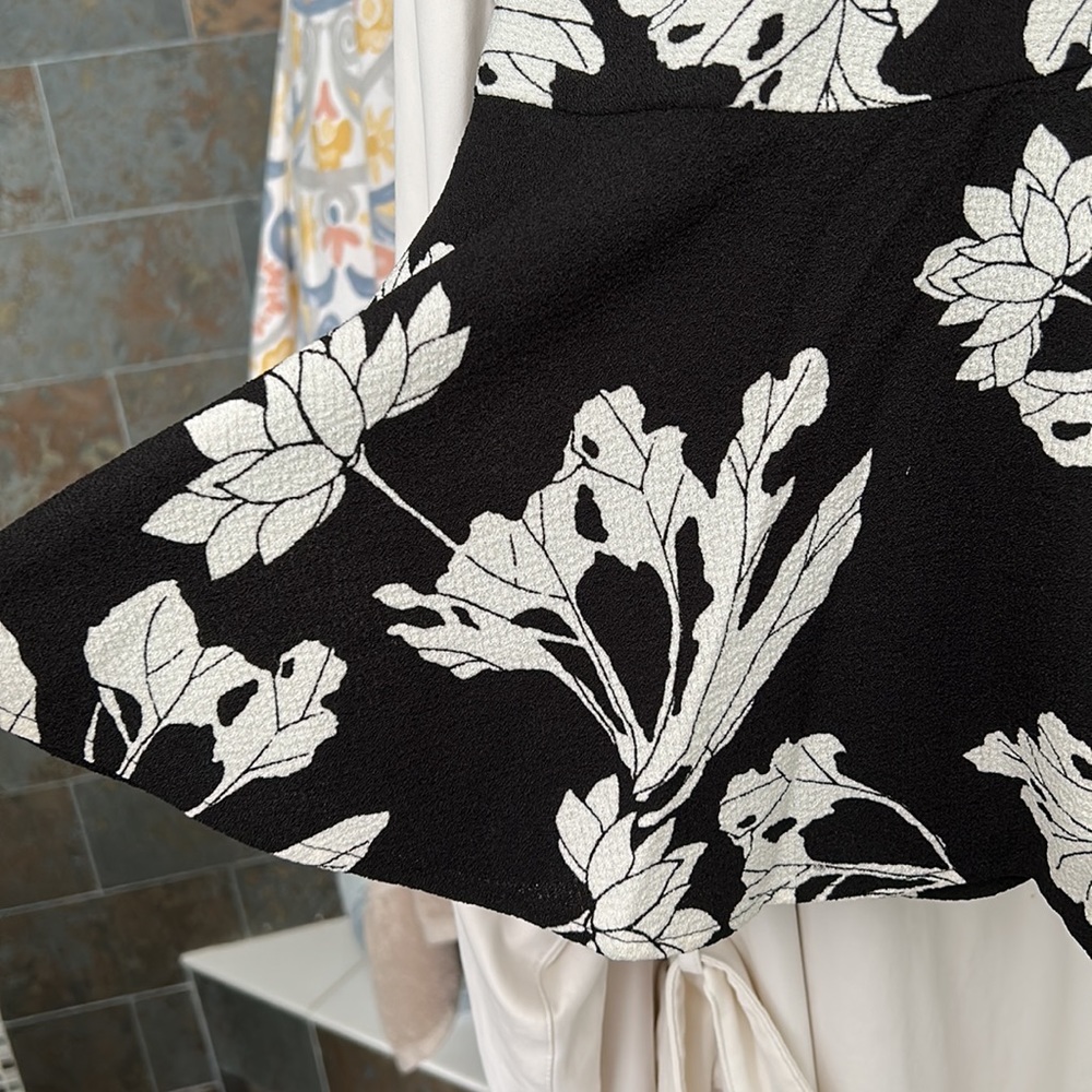 Banana Republic floral tulip skirt. Flounce ruffle and lined. Size 14